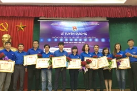 Các phóng viên, biên tập viên trẻ tại lễ tuyên dương. (Ảnh: PV/Vietnam+)