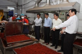 Đoàn Thanh tra liên ngành thành phố kiểm tra một cơ sở chế biến sản xuất khô bò tại quận Bình Tân, Thành phố Hồ Chí Minh. (Ảnh: Phương Vy/TTXVN)