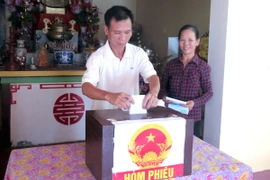Cử tri xã Mỹ Hà, huyện Mỹ Lộc (Nam Định) bỏ phiếu bầu thêm đại biểu Hội đồng nhân dân xã tại điểm bỏ phiếu đình làng Bảo Long. (Ảnh: Văn Đạt/TTXVN)
