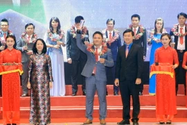 Trao giải thưởng Top 10 Doanh nhân trẻ khởi nghiệp xuất sắc 2016. (Ảnh: Phạm Kiên/TTXVN) 