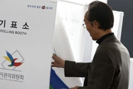 Cử tri Hàn Quốc đi bỏ phiếu bầu Quốc hội mới. (Nguồn: EPA)