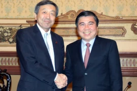 Chủ tịch Ủy ban Nhân dân Thành phố Hồ Chí Minh Nguyễn Thành Phong đã có buổi tiếp ông Motoo Hayashi, Bộ Trưởng Bộ Kinh tế-Thương mại và Công nghiệp Nhật Bản. (Ảnh: Thanh Vũ/TTXVN)