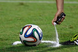 Trọng tài V-League sẽ được trang bị bình xịt như World Cup
