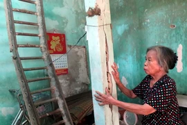 Ngôi nhà của bà Lê Thị Dĩnh ở phường An Mỹ nằm trong vùng quy hoạch treo đang bị xuống cấp nghiêm trọng. (Ảnh : Đỗ Trưởng/TTXVN)
