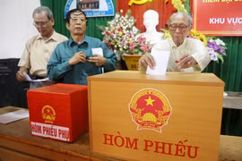 Cử tri khu vực bầu cử số 2, xã Vĩnh Lại, huyện Lâm Thao, Phú Thọ bó phiếu bầu đại biểu Hội đồng Nhân dân cấp xã. (Ảnh: Trung Kiên/TTXVN) 