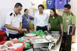 Kiểm tra bếp ăn tập thể ở Hà Nội. (Ảnh: Dương Ngọc/TTXVN)