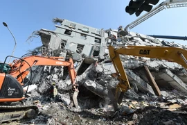 Hiện trường vụ sập một tòa chung cư 17 tầng ở Đài Nam sau trận động đất ngày 7/2, (Nguồn: THX/TTXVN)