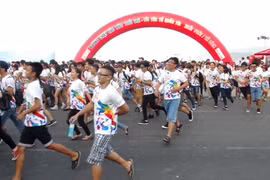 Đông đảo thanh niên tham dự chương trình "Đường chạy sắc màu tuổi trẻ-Tôi yêu Tổ quốc tôi.”(Ảnh: Nguyên Lý/TTXVN)