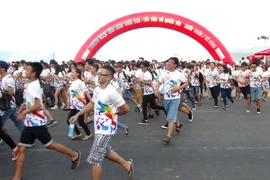 Đông đảo thanh niên tham dự chương trình "Đường chạy sắc màu tuổi trẻ-Tôi yêu Tổ quốc tôi.”(Ảnh: Nguyên Lý/TTXVN)