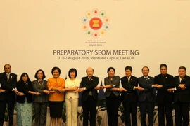 Các quan chức tham dự Hội nghị chụp ảnh chung. (Ảnh: Phạm Kiên/TTXVN)