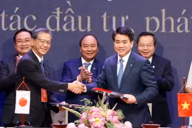 Thủ tướng Nguyễn Xuân Phúc chứng kiến Lễ ký kết hợp tác giữa Ủy ban Nhân dân Thành phố Hà Nội và Đại sứ quán Nhật Bản. (Ảnh: Thống Nhất/TTXVN)