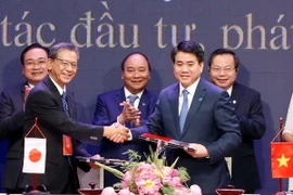 Thủ tướng Nguyễn Xuân Phúc chứng kiến Lễ ký kết hợp tác giữa Ủy ban Nhân dân Thành phố Hà Nội và Đại sứ quán Nhật Bản. (Ảnh: Thống Nhất/TTXVN)