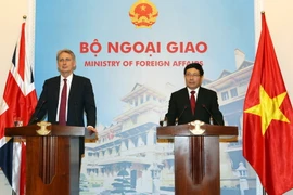 Phó Thủ tướng, Bộ trưởng Ngoại giao Phạm Bình Minh và Bộ trưởng Ngoại giao Anh Philip Hammond gặp gỡ báo chí sau hội đàm. (Ảnh: Nguyễn Khang/TTXVN)