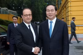 Chủ tịch nước Trần Đại Quang đón Tổng thống Pháp Francois Hollande. (Ảnh: Nhan Sáng/TTXVN)