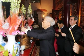 Tổng Bí thư Nguyễn Phú Trọng, các vị lãnh đạo Đảng, Nhà nước và các đại biểu dâng hương tưởng niệm các Vua Hùng tại Đền Thượng ( Điện Kính Thiên) trên đỉnh núi Nghĩa Lĩnh. (Ảnh: Trí Dũng/TTXVN)