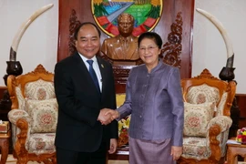 Thủ tướng Nguyễn Xuân Phúc hội kiến với Chủ tịch Quốc hội Lào Pany Yathotu. (Ảnh: Thống Nhất/TTXVN )
