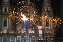 Cựu vận động viên điền kinh Brazil Vanderlei Cordeiro de Lima châm đài lửa tại lễ khai mạc Olympic Rio 2016 trên sân Maracana ngày 5/8. (Nguồn: AFP/ TTXVN)