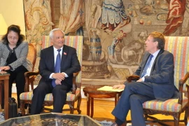 Phó Chủ tịch Quốc hội Uông Chu Lưu hội kiến với Chủ tịch Hạ viện Bỉ Siegfred Bracke. (Ảnh: Hương Giang/TTXVN)