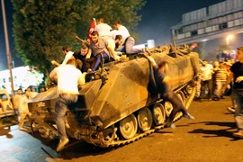 Những người ủng hộ Tổng thống Thổ Nhĩ Kỳ nỗ lực chiếm giữ xe tăng của lực lượng tiến hành đảo chính trên đường phố Istanbul ngày 16/7. (Nguồn: EPA/TTXVN)