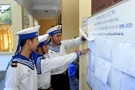 Cán bộ, chiến sỹ đảo Song Tử Tây đã tự làm ra các phòng ngăn phục vụ công tác bầu cử sắp tới. (Ảnh: Phạm Kiên/TTXVN)