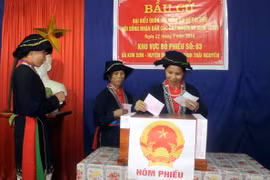 Cử tri xã Kim Sơn, huyện Định Hóa, tỉnh Thái Nguyên bỏ phiếu bầu cử. (Ảnh: Thu Hằng/TTXVN)