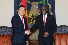 Tổng thống nước Cộng hòa Thống nhất Tanzania John Magufuli đón Chủ tịch nước Trương Tấn Sang. (Ảnh: Nguyễn Khang/TTXVN)