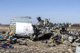 Mảnh vỡ máy bay A321 tại hiện trường ở Wadi al-Zolomat, bán đảo Sinai, Ai Cập ngày 1/11/2015. (Nguồn: AFP/ TTXVN)