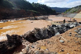 Dòng nước cuốn trôi và làm sạt lở các bờ kè tại hiện trường sự cố vỡ đường ống dẫn dòng Công trình thủy điện Sông Bung 2. (Ảnh: Trần Lê Lâm/TTXVN)