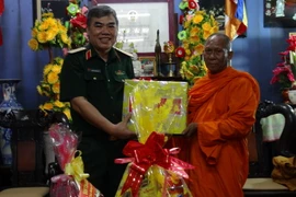 Thiếu tướng Nguyễn Đoàn Kết tặng quà cho đại diện Chùa Âng (thành phố Trà Vinh). (Ảnh: Thanh Hòa/TTXVN)