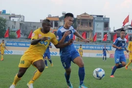 Một pha tranh bóng giữa các cầu thủ trong trận FLC Thanh Hóa hòa Than Quảng Ninh. (Ảnh: Trịnh Duy Hưng/TTXVN)