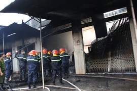 Xe phun nước và lực lượng cảnh sát phòng cháy chữa cháy tỉnh Đắk Lắk có mặt tại hiện trường triển khai công tác chữa cháy. (Ảnh: Phạm Cường/TTXVN)