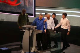 Hình ảnh bị choáng bất ngờ của ông Lý Hiển Long khiến nhiều người lo ngại. (Nguồn: straitstimes.com)