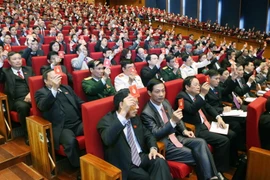 Các đại biểu biểu quyết thông qua Chương trình Đại hội đại biểu toàn quốc lần thứ XII của Đảng. (Nguồn: TTXVN)