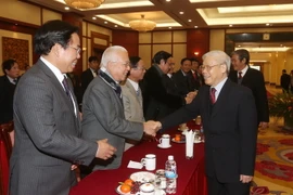 Tổng Bí thư Nguyễn Phú Trọng bắt tay các đại biểu. (Ảnh: Trí Dũng/TTXVN)