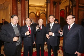 Tổng Bí thư cùng các vị lão thành cách mạng, lãnh đạo, nguyên lãnh đạo Đảng, Nhà nước nâng ly mừng Đảng, mừng Xuân. (Ảnh: Trí Dũng/TTXVN)