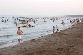 Du khách vui chơi, tắm biển Cửa Lò chiều 4/6/2016. (Ảnh: Thanh Tùng/TTXVN)