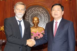 Bí thư Thành ủy Đinh La Thăng có buổi tiếp Bộ trưởng Giao thông Vận tải và cơ sở hạ tầng Italy Graziano Delria. (Ảnh: Thanh Vũ/TTXVN)