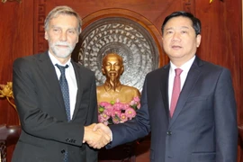Bí thư Thành ủy Đinh La Thăng có buổi tiếp Bộ trưởng Giao thông Vận tải và cơ sở hạ tầng Italy Graziano Delria. (Ảnh: Thanh Vũ/TTXVN)