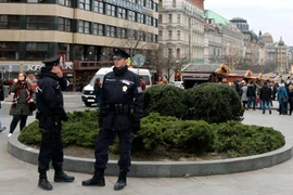 Cảnh sát Séc tăng cường tuần tra tại sân bay ở trung tâm Praha (Ảnh: Trần Quang Vinh/Vietnam+)