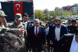 Thủ tướng Thổ Nhĩ Kỳ Binali Yildirim (giữa) thị sát hiện trường vụ đánh bom xe nhằm vào một sở cảnh sát ở Elazig ngày 18/8. (Nguồn: AFP/TTXVN)