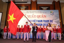Bộ Trưởng Bộ Văn hóa-Thể thao và Du lịch Nguyễn Ngọc Thiện và các vận động viên tại lễ xuất quân dự Olympic 2016. (Ảnh: Quốc Khánh/TTXVN)
