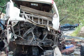 Hiện trường vụ nổ và cháy xe khách Việt trên đất Lào. (Nguồn: TTXVN)