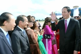 Nhân dân Lào và cán bộ, nhân viên Lãnh sự quán, bà con kiều bào tại tỉnh Champasak đón Chủ tịch nước Trần Đại Quang tại sân bay Quốc tế Pakse. (Ảnh: Nhan Sáng/TTXVN)