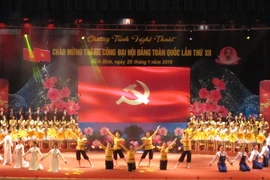 Một tiết mục chào mừng thành công Đại hội Đảng toàn quốc lần thứ XII. (Ảnh: Ninh Đức Phương/TTXVN)