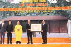 Phó Thủ tướng Chính phủ Nguyễn Xuân Phúc trao bằng công nhận Chùa Vĩnh nghiêm là di tích Quốc gia đặc biệt cho tỉnh Bắc Giang. (Ảnh: Đồng Thúy/TTXVN)