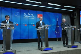 Từ trái qua: Thủ tướng Thổ Nhĩ Kỳ Ahmet Davutoglu, Chủ tịch ​EU Donald Tusk, Chủ tịch EC Jean-Claude Juncker tại buổi họp báo, sáng sớm 8/3 (theo giờ Việt Nam). (Ảnh: Hương Giang/TTXVN)