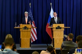 Ngoại trưởng Nga Sergei Lavrov (phải) và Ngoại trưởng Mỹ John Kerry (trái) tại cuộc họp báo chung sau cuộc gặp ở Geneva. (Nguồn: EPA/TTXVN)