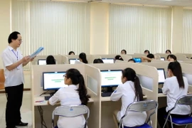 Giám thị phổ biến quy chế thi cho thí sinh trước giờ làm bài thi đánh giá năng lực môn Ngoại ngữ trên máy tính tại Đại học Quốc gia Hà Nội, sáng 5/5. (Ảnh: Quý Trung/TTXVN)