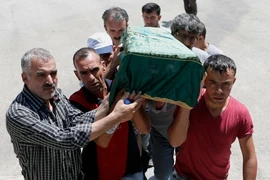 Chuyển thi thể một em bé 3 tháng tuổi thiệt mạng trong vụ đánh bom ở Gaziantep. (Nguồn: EPA/TTXVN)