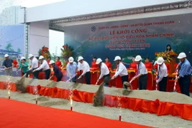 Các đại biểu thực hiện nghi thức khởi công dự án. (Ảnh: Tuấn Anh/TTXVN)